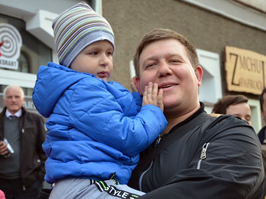 Huczne święto naszych hutników na rynku. Zagrał zespół Raz, Dwa, Trzy