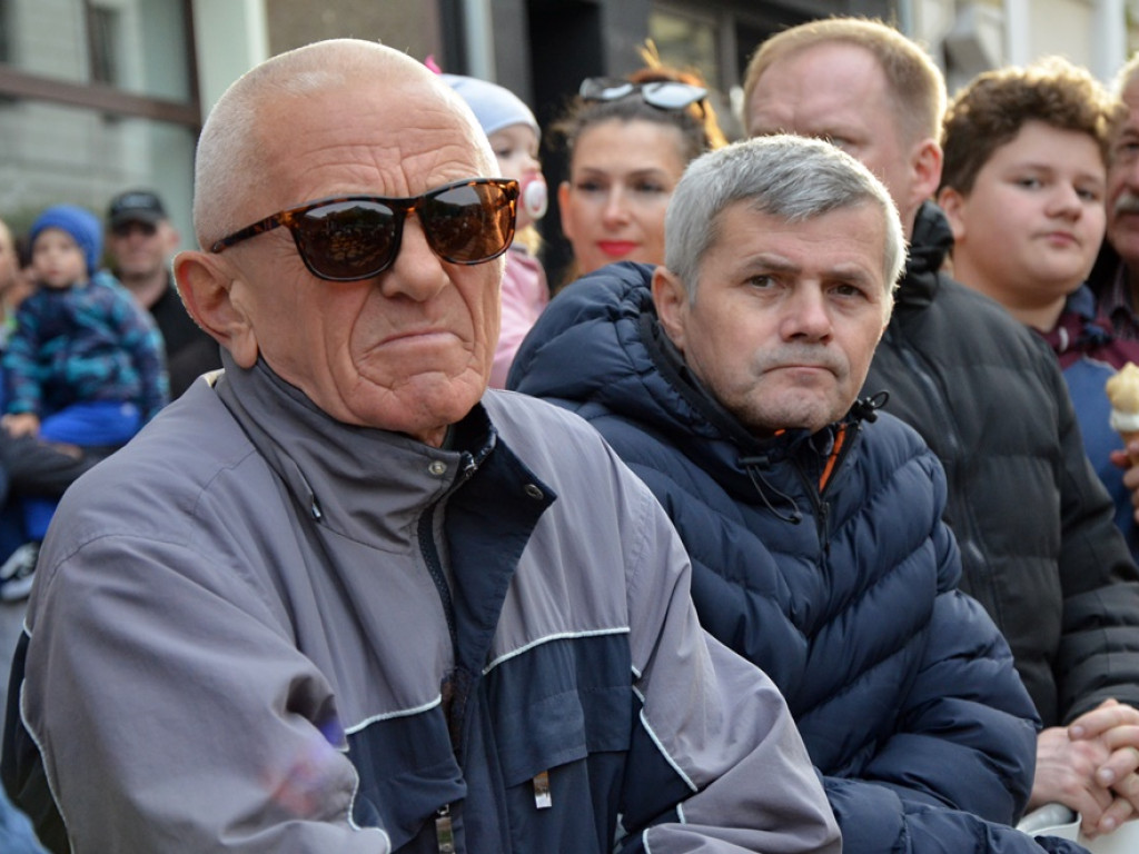 Huczne święto naszych hutników na rynku. Zagrał zespół Raz, Dwa, Trzy