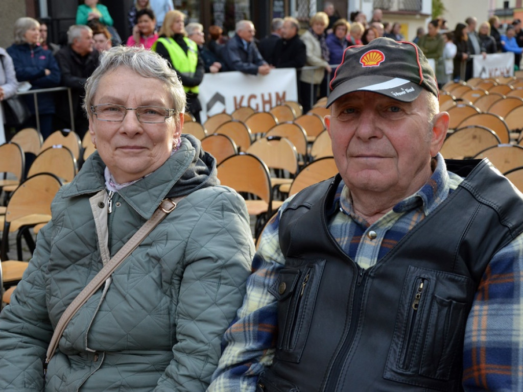 Huczne święto naszych hutników na rynku. Zagrał zespół Raz, Dwa, Trzy