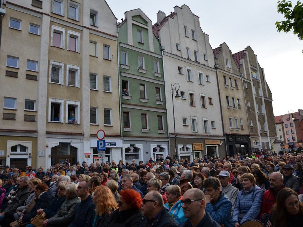 Huczne święto naszych hutników na rynku. Zagrał zespół Raz, Dwa, Trzy