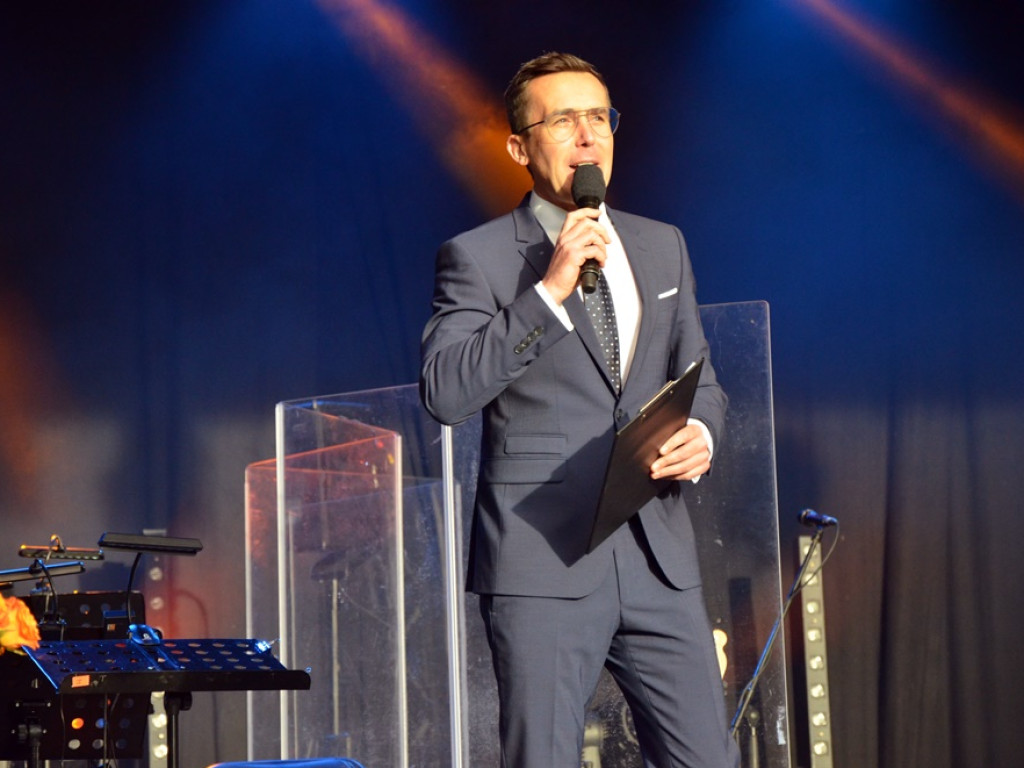 Huczne święto naszych hutników na rynku. Zagrał zespół Raz, Dwa, Trzy