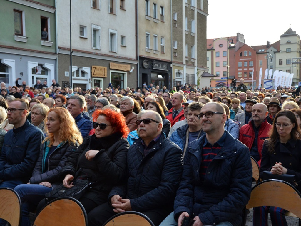 Huczne święto naszych hutników na rynku. Zagrał zespół Raz, Dwa, Trzy