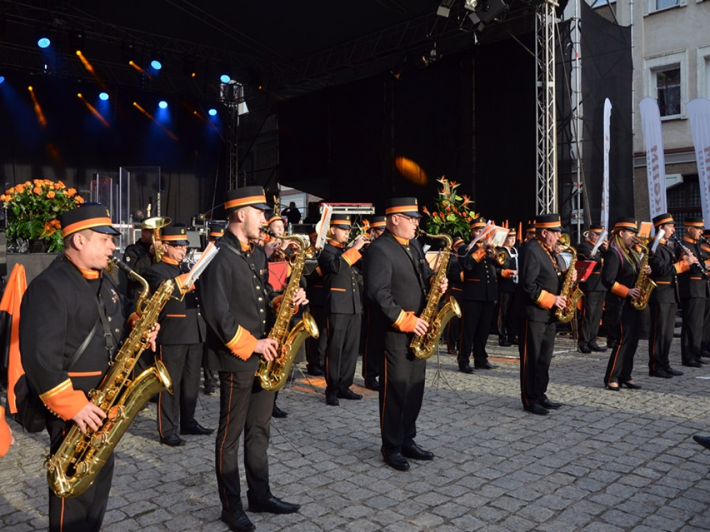 Huczne święto naszych hutników na rynku. Zagrał zespół Raz, Dwa, Trzy