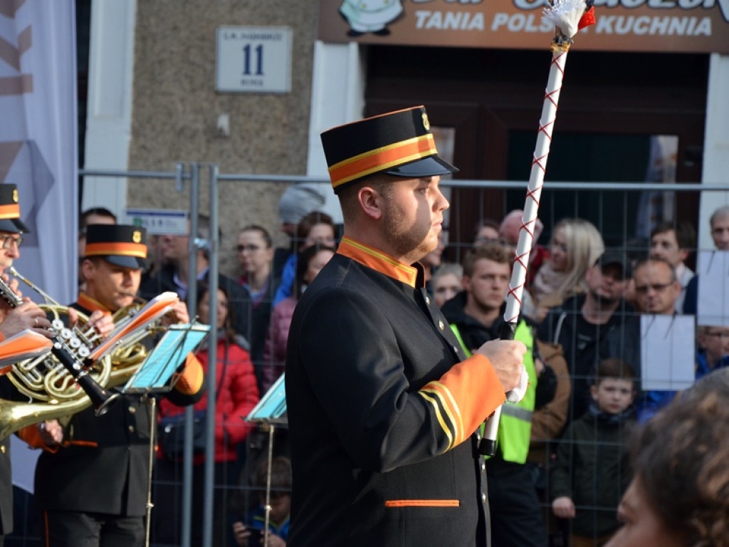 Huczne święto naszych hutników na rynku. Zagrał zespół Raz, Dwa, Trzy