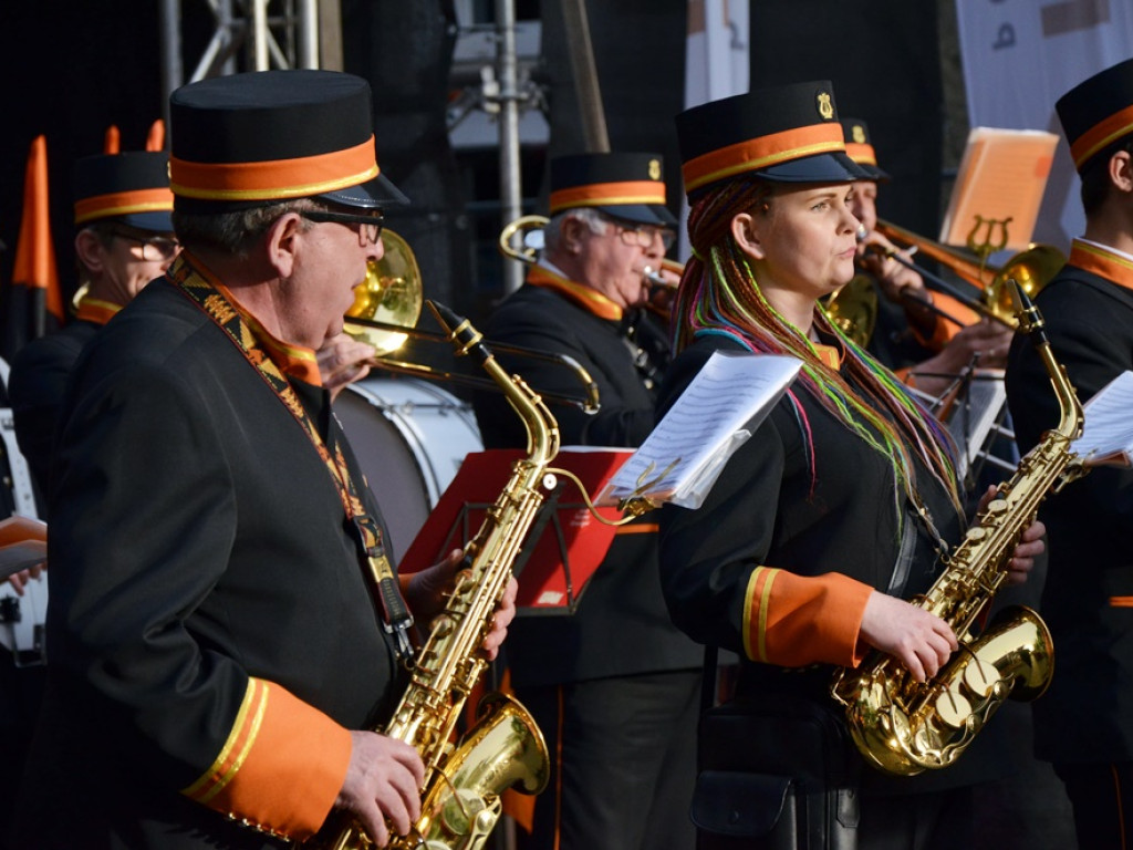 Huczne święto naszych hutników na rynku. Zagrał zespół Raz, Dwa, Trzy