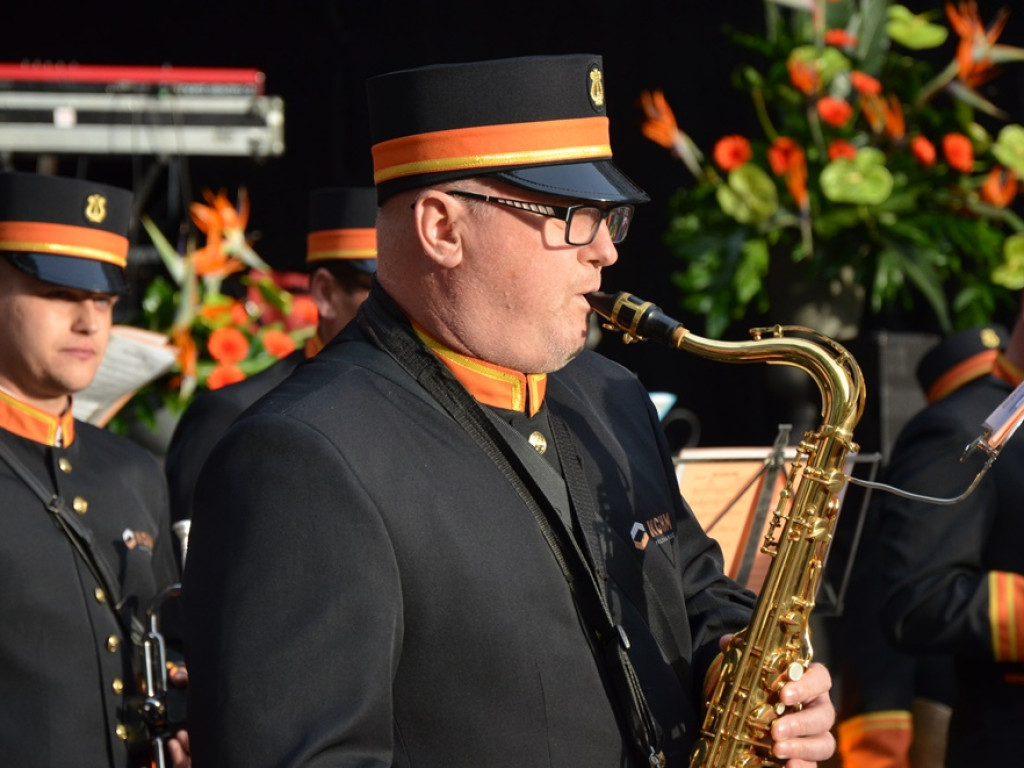 Huczne święto naszych hutników na rynku. Zagrał zespół Raz, Dwa, Trzy