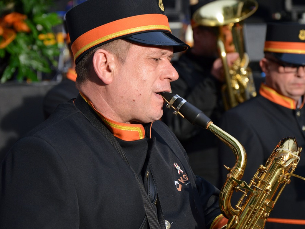 Huczne święto naszych hutników na rynku. Zagrał zespół Raz, Dwa, Trzy