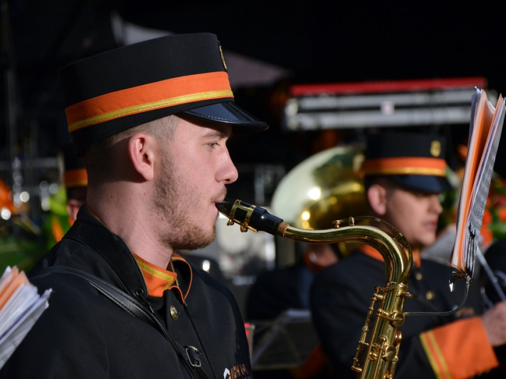 Huczne święto naszych hutników na rynku. Zagrał zespół Raz, Dwa, Trzy
