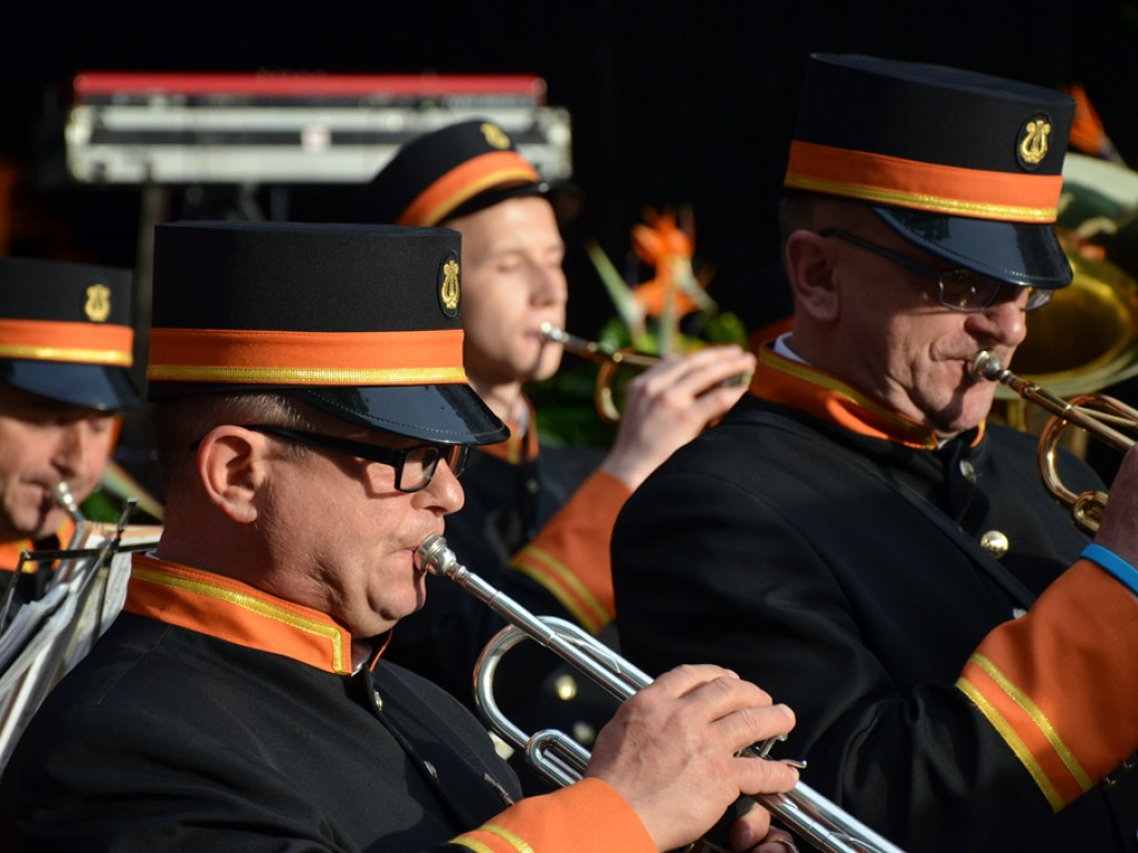 Huczne święto naszych hutników na rynku. Zagrał zespół Raz, Dwa, Trzy