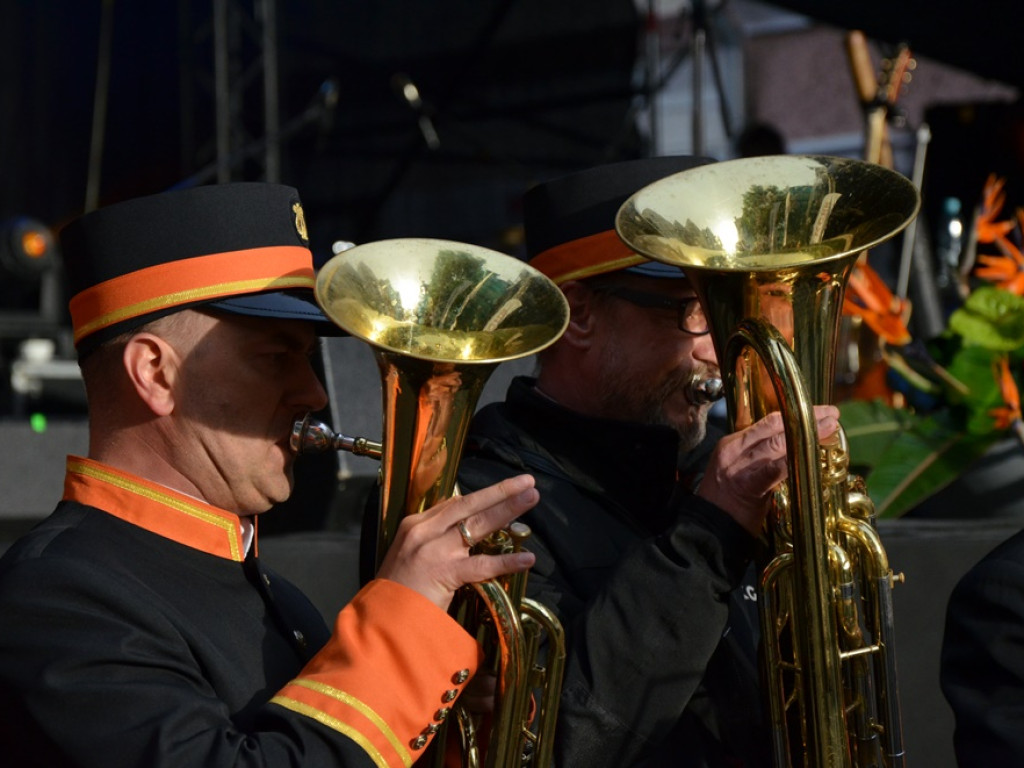 Huczne święto naszych hutników na rynku. Zagrał zespół Raz, Dwa, Trzy