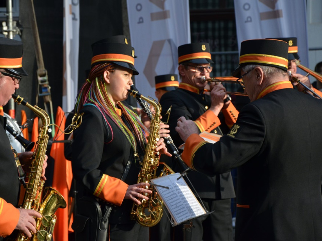 Huczne święto naszych hutników na rynku. Zagrał zespół Raz, Dwa, Trzy