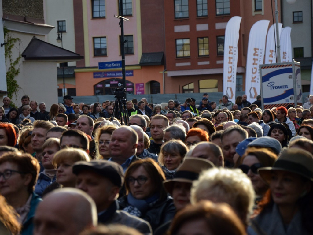 Huczne święto naszych hutników na rynku. Zagrał zespół Raz, Dwa, Trzy