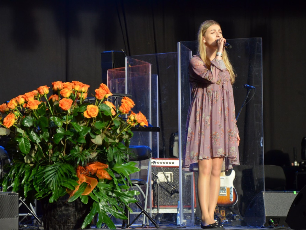 Huczne święto naszych hutników na rynku. Zagrał zespół Raz, Dwa, Trzy