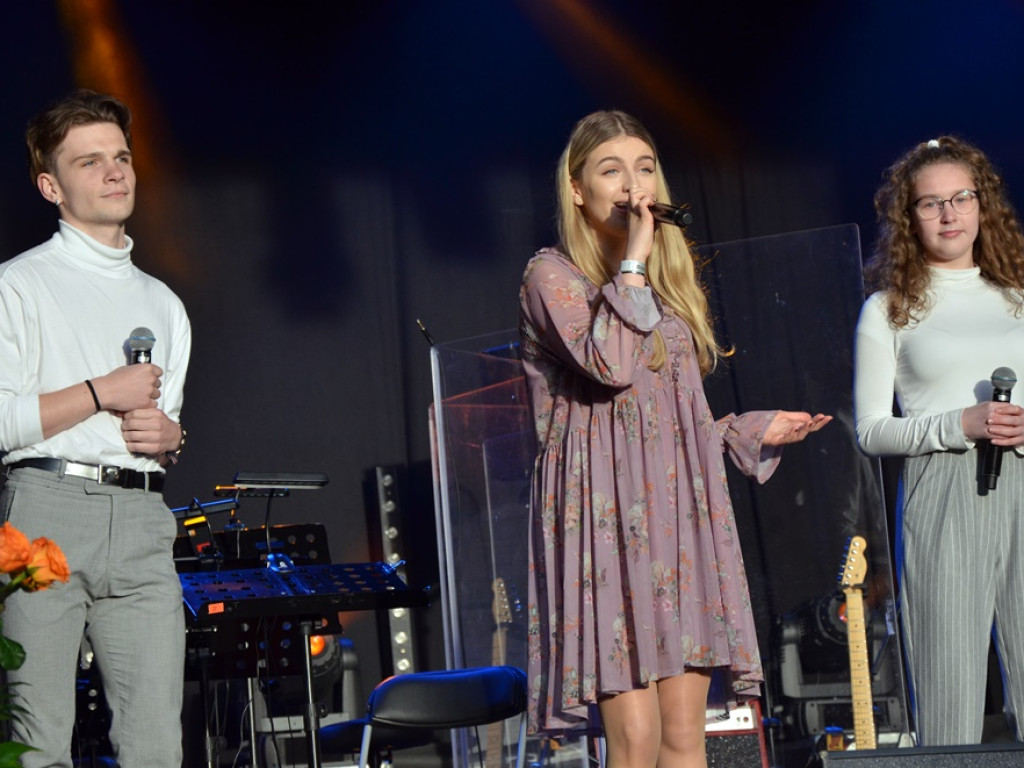 Huczne święto naszych hutników na rynku. Zagrał zespół Raz, Dwa, Trzy