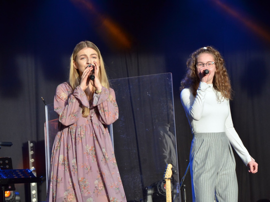 Huczne święto naszych hutników na rynku. Zagrał zespół Raz, Dwa, Trzy