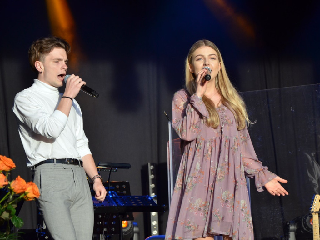 Huczne święto naszych hutników na rynku. Zagrał zespół Raz, Dwa, Trzy