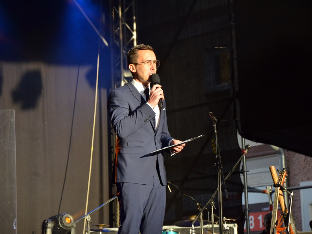 Huczne święto naszych hutników na rynku. Zagrał zespół Raz, Dwa, Trzy