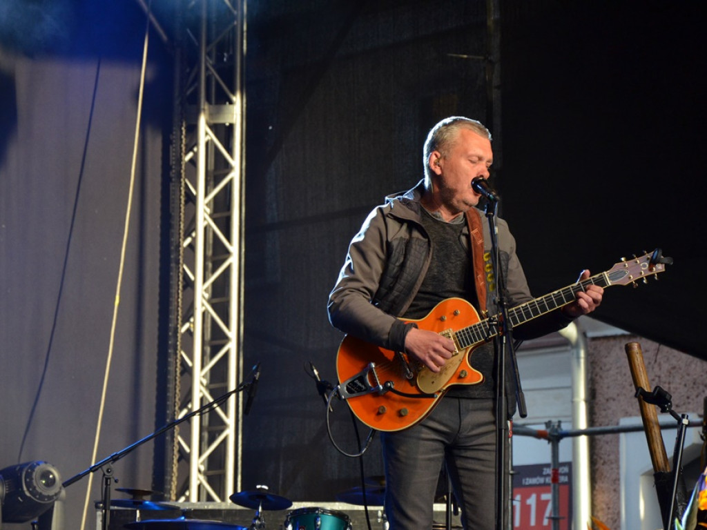 Huczne święto naszych hutników na rynku. Zagrał zespół Raz, Dwa, Trzy