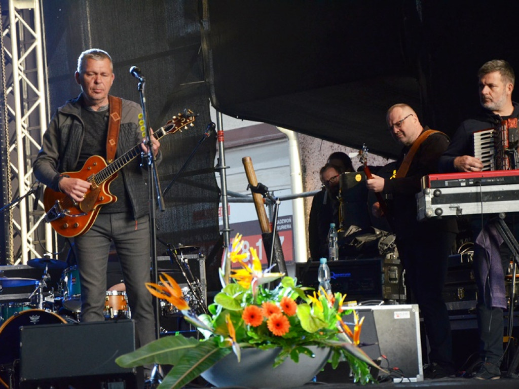 Huczne święto naszych hutników na rynku. Zagrał zespół Raz, Dwa, Trzy