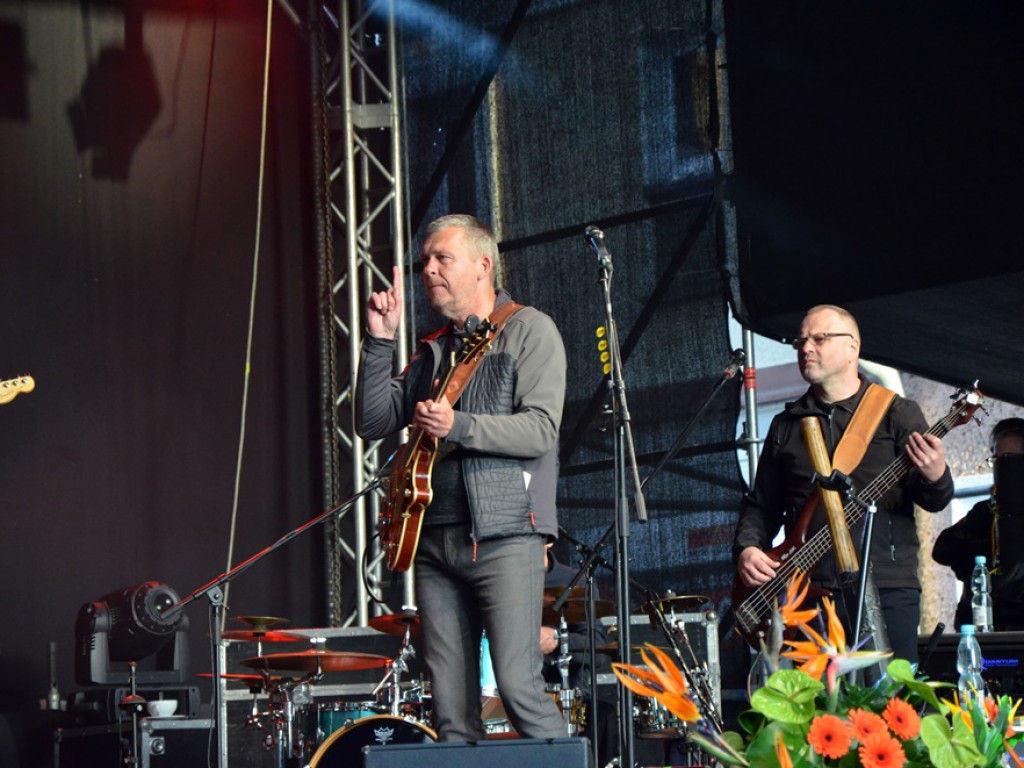 Huczne święto naszych hutników na rynku. Zagrał zespół Raz, Dwa, Trzy