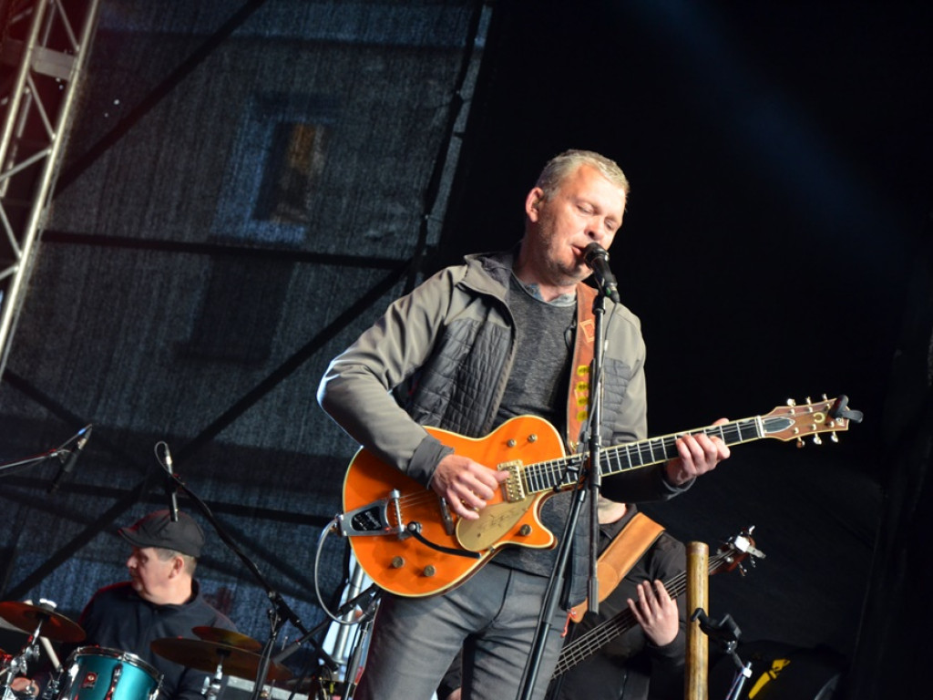 Huczne święto naszych hutników na rynku. Zagrał zespół Raz, Dwa, Trzy