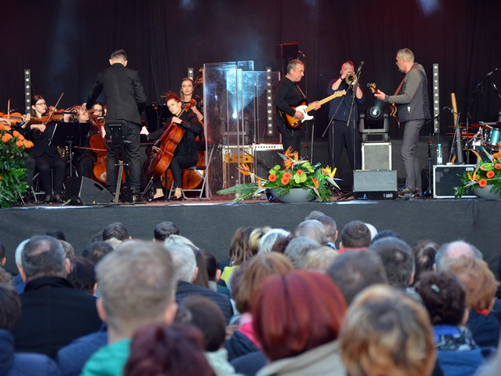 Huczne święto naszych hutników na rynku. Zagrał zespół Raz, Dwa, Trzy