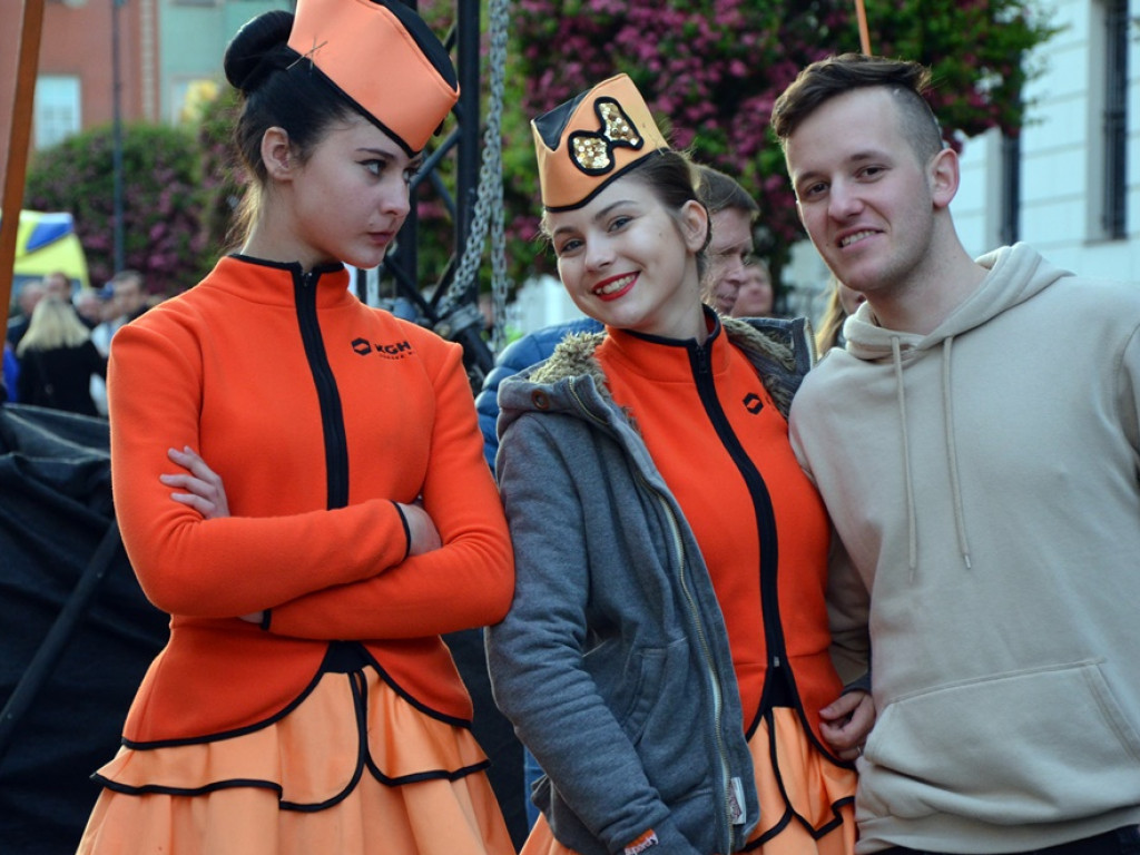 Huczne święto naszych hutników na rynku. Zagrał zespół Raz, Dwa, Trzy