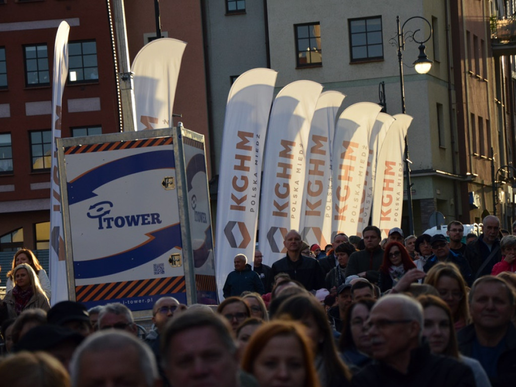 Huczne święto naszych hutników na rynku. Zagrał zespół Raz, Dwa, Trzy