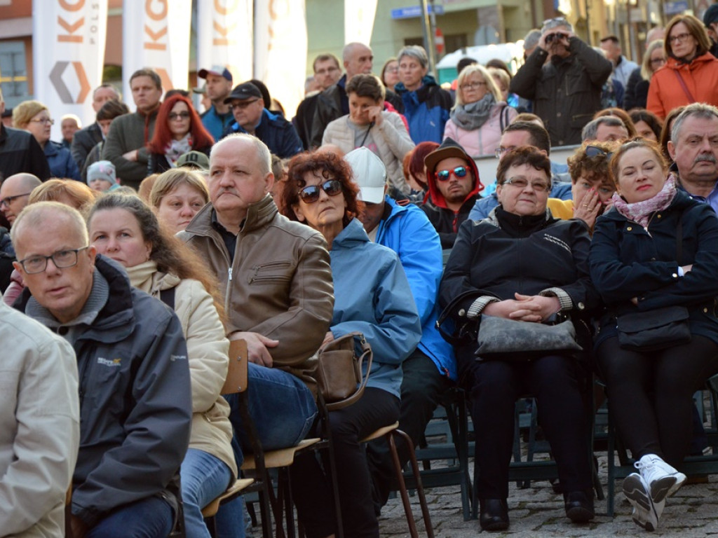 Huczne święto naszych hutników na rynku. Zagrał zespół Raz, Dwa, Trzy
