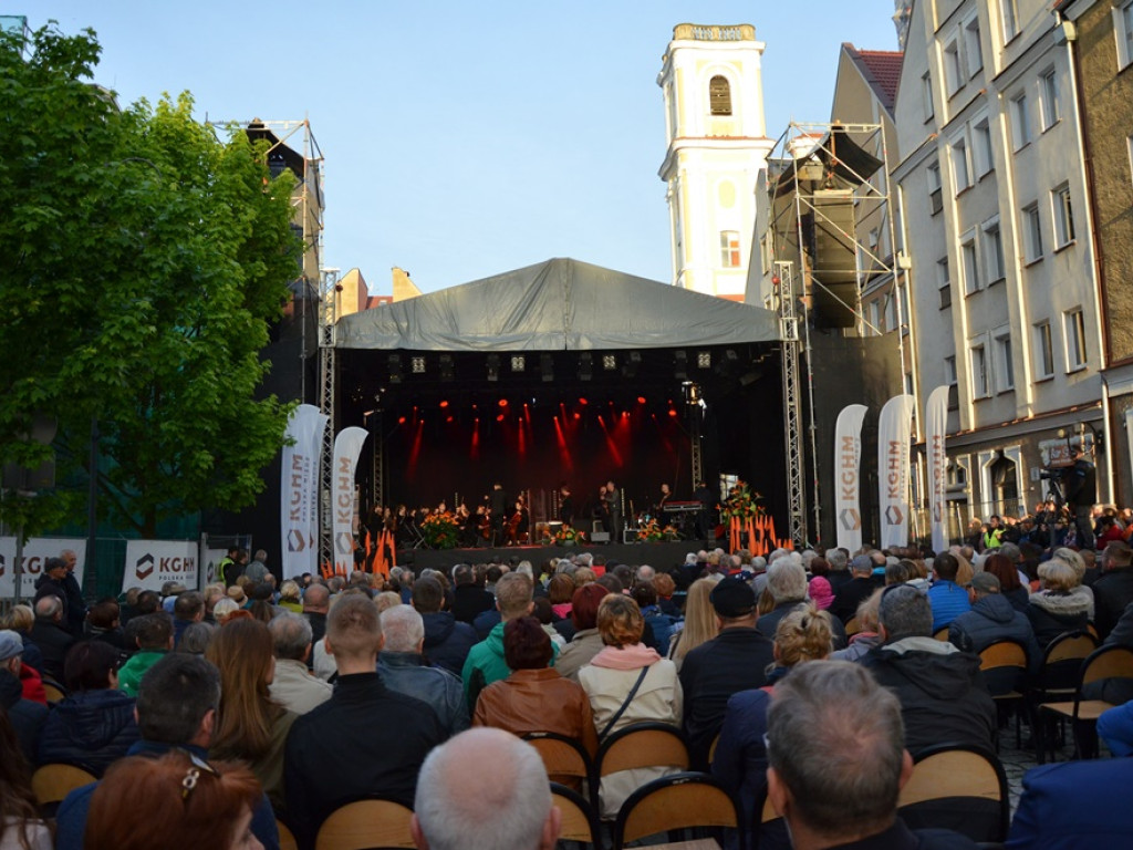 Huczne święto naszych hutników na rynku. Zagrał zespół Raz, Dwa, Trzy