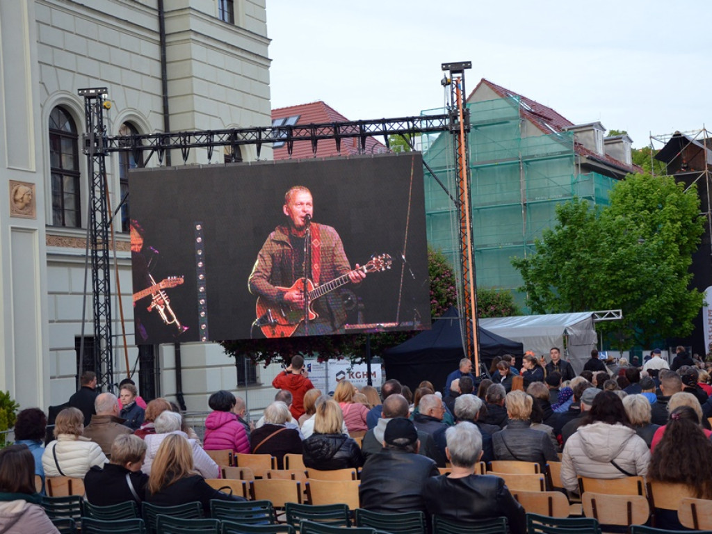 Huczne święto naszych hutników na rynku. Zagrał zespół Raz, Dwa, Trzy