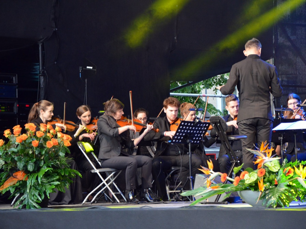 Huczne święto naszych hutników na rynku. Zagrał zespół Raz, Dwa, Trzy