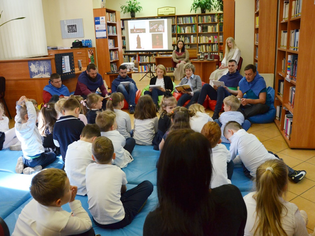 Lekcja historii o Głogowie. Radni czytali przedszkolakom legendy