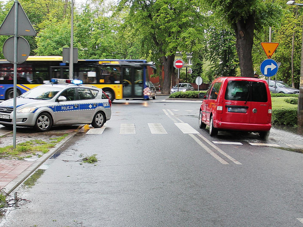 Stłuczka na skrzyżowaniu Daszyńskiego i Wita Stwosza. Poślizg w deszczu