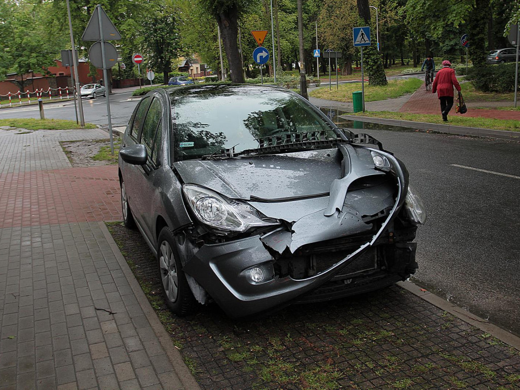 Stłuczka na skrzyżowaniu Daszyńskiego i Wita Stwosza. Poślizg w deszczu