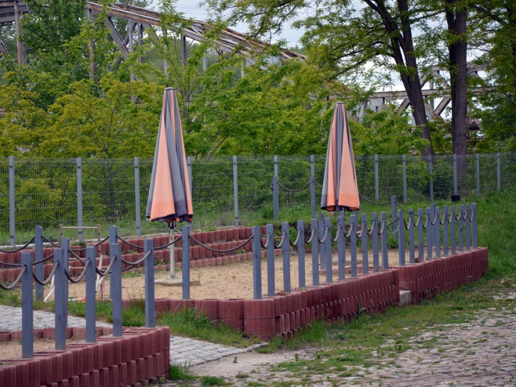 Miejska plaża: cztery leżaki i wyblakłe parasole. To raczej szpeci marinę niż dodaje jej uroku