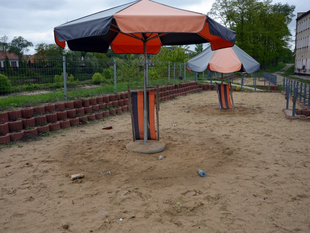 Miejska plaża: cztery leżaki i wyblakłe parasole. To raczej szpeci marinę niż dodaje jej uroku