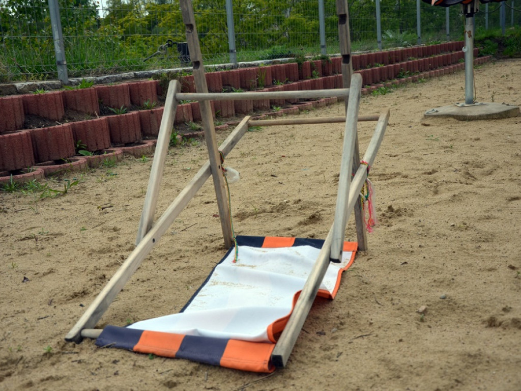 Miejska plaża: cztery leżaki i wyblakłe parasole. To raczej szpeci marinę niż dodaje jej uroku