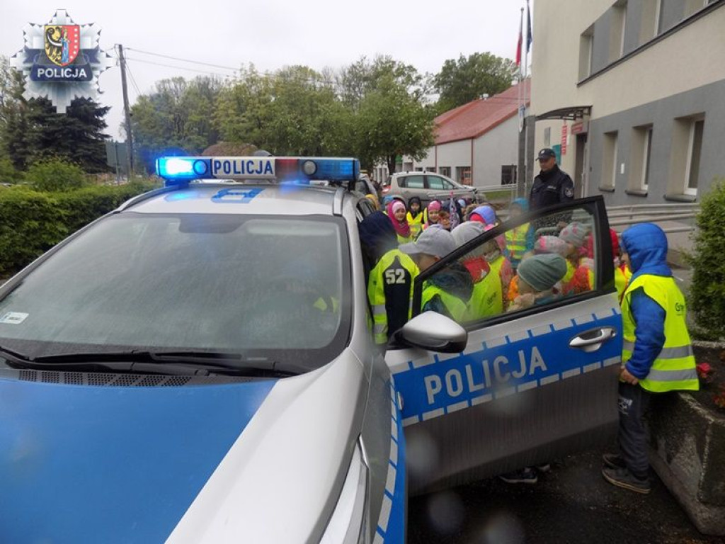 Grupa przedszkolaków odwiedziła posterunek policji w Przemkowie