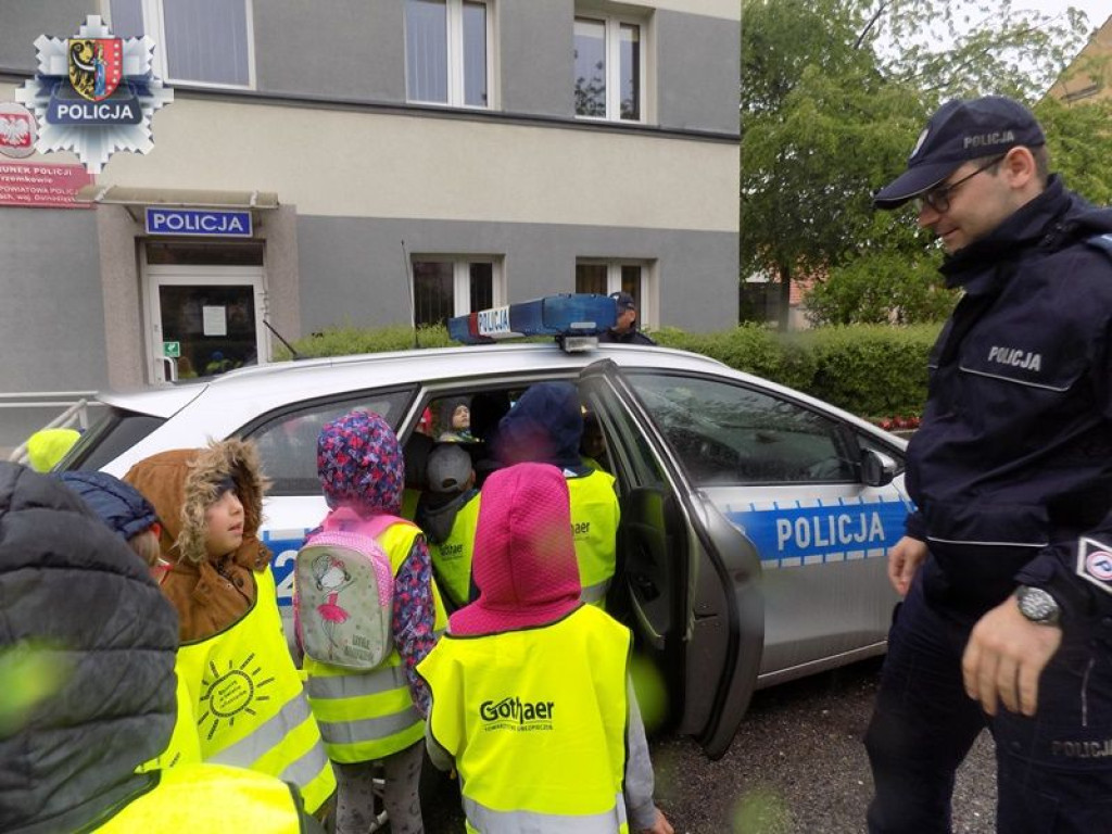 Grupa przedszkolaków odwiedziła posterunek policji w Przemkowie