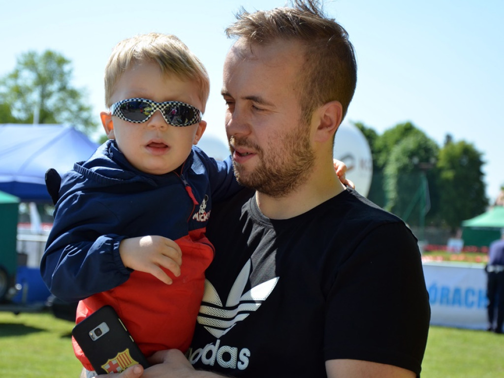 Trasa była wymagająca. Biegli wodą i polem, dźwigali na barkach drewno
