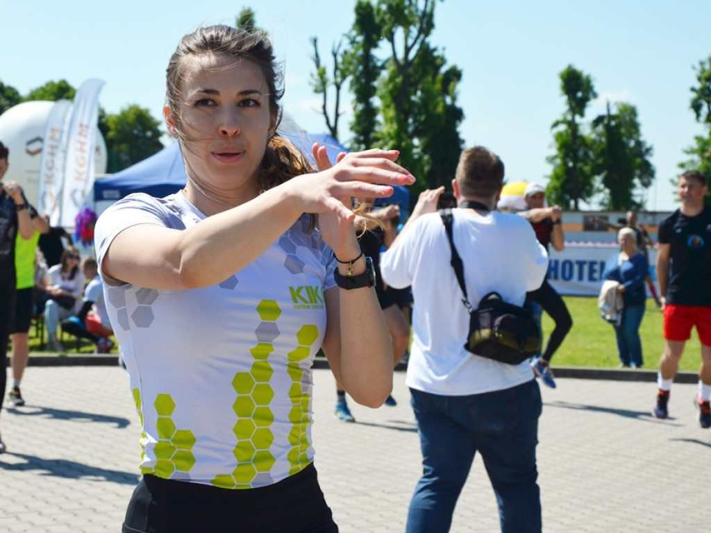 Trasa była wymagająca. Biegli wodą i polem, dźwigali na barkach drewno
