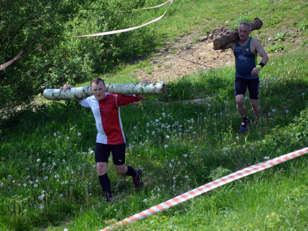 Trasa była wymagająca. Biegli wodą i polem, dźwigali na barkach drewno