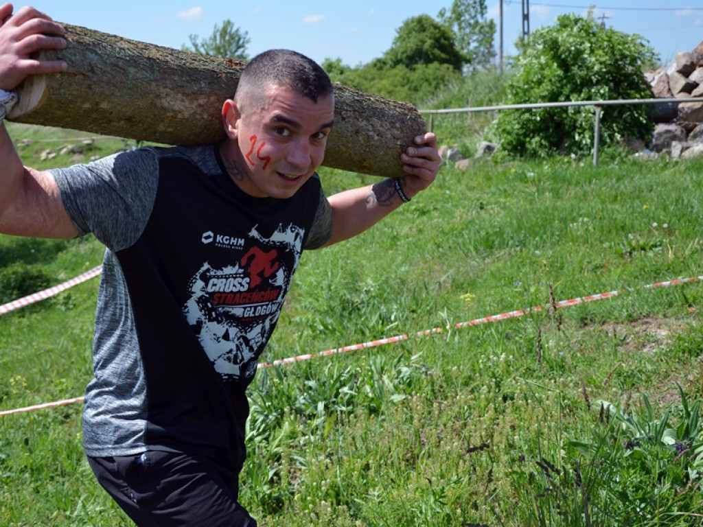 Trasa była wymagająca. Biegli wodą i polem, dźwigali na barkach drewno