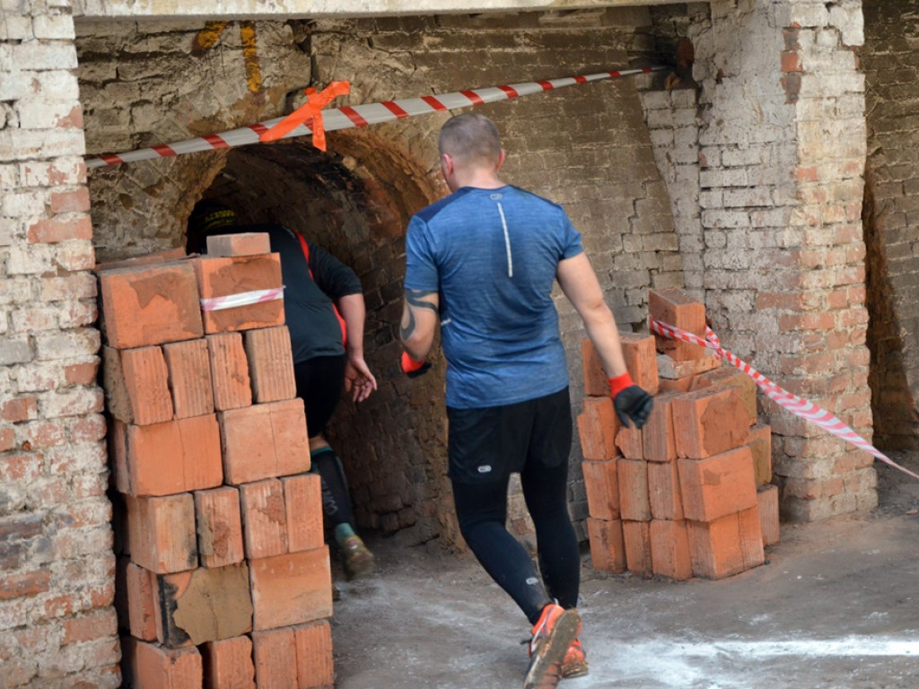 Trasa była wymagająca. Biegli wodą i polem, dźwigali na barkach drewno