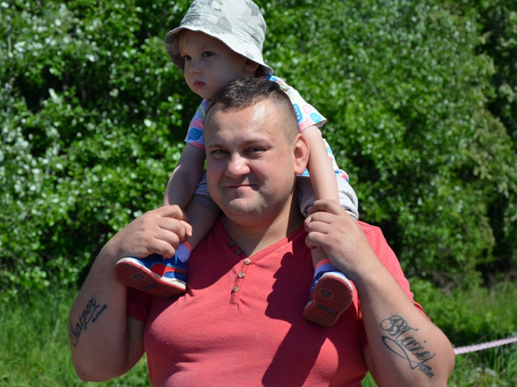Trasa była wymagająca. Biegli wodą i polem, dźwigali na barkach drewno