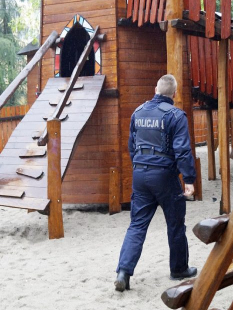 Siwy dym! Wagary dzieci na...placu zabaw. Konieczna była interwencja policji