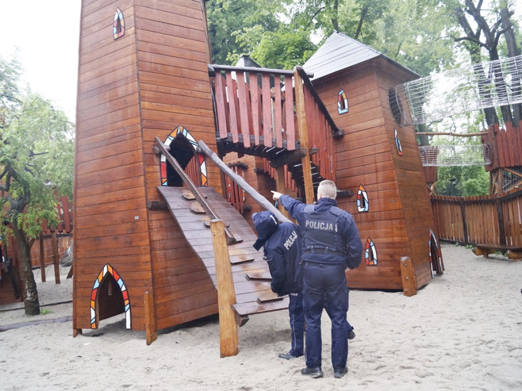 Siwy dym! Wagary dzieci na...placu zabaw. Konieczna była interwencja policji