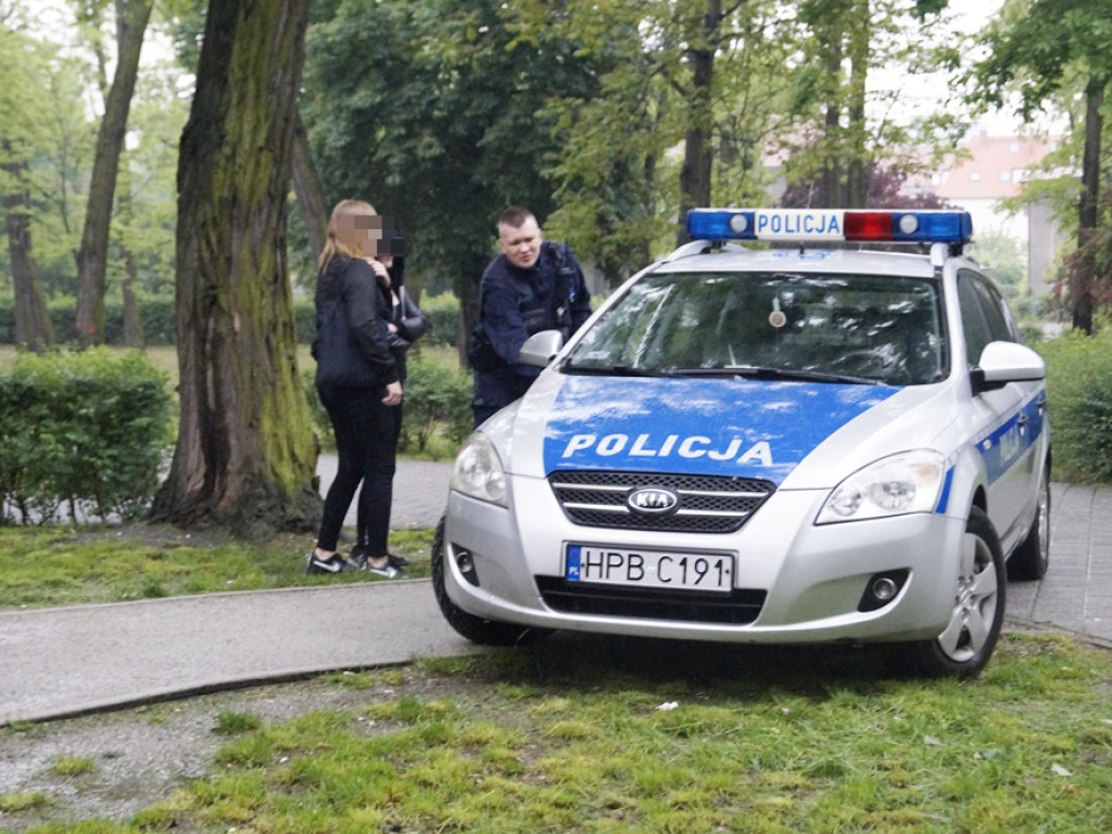 Siwy dym! Wagary dzieci na...placu zabaw. Konieczna była interwencja policji