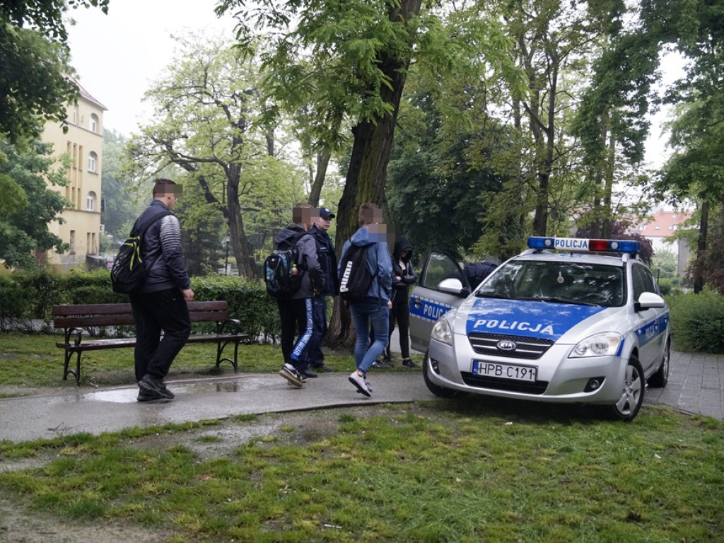 Siwy dym! Wagary dzieci na...placu zabaw. Konieczna była interwencja policji